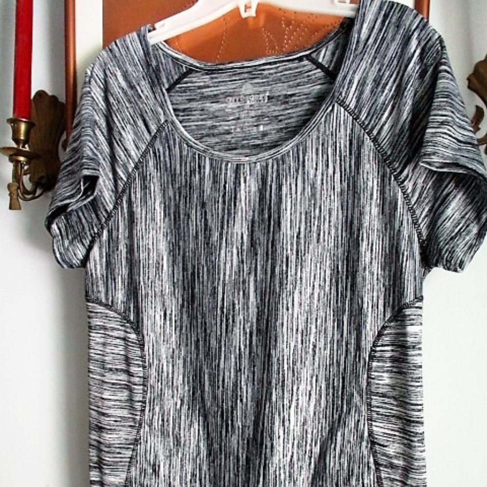 90° Degree Reflex Active Top Womens 1X  Short Sleeve V-Neck Top Grey Black White